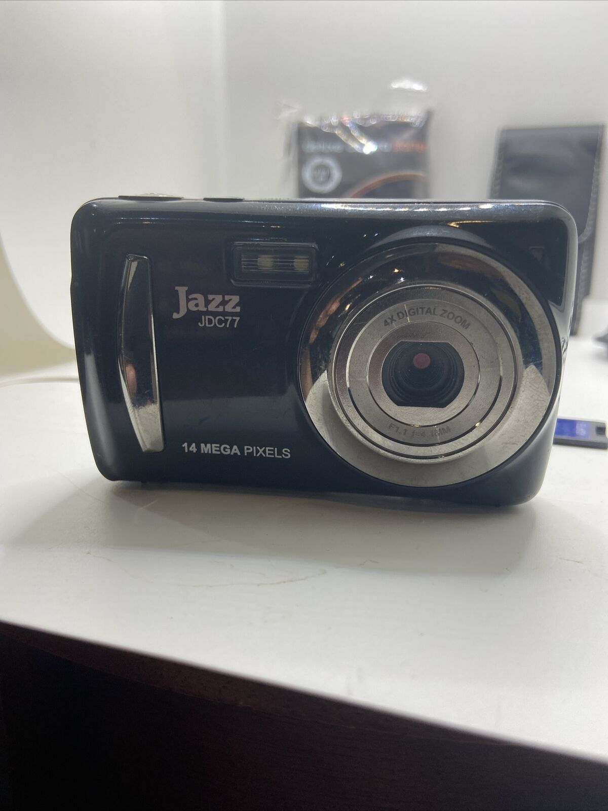 JAZZ DIGITAL CAMERA JDC77 14 MEGA PIXELS - 32GB SD, USB Cable, Belt Case, Tripod