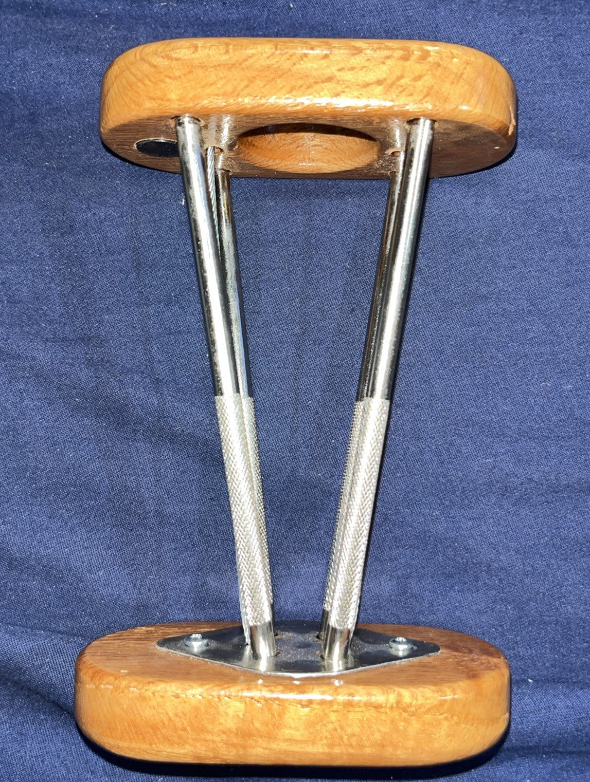 Twistable Pen Holder Made From Wood And Scalpels