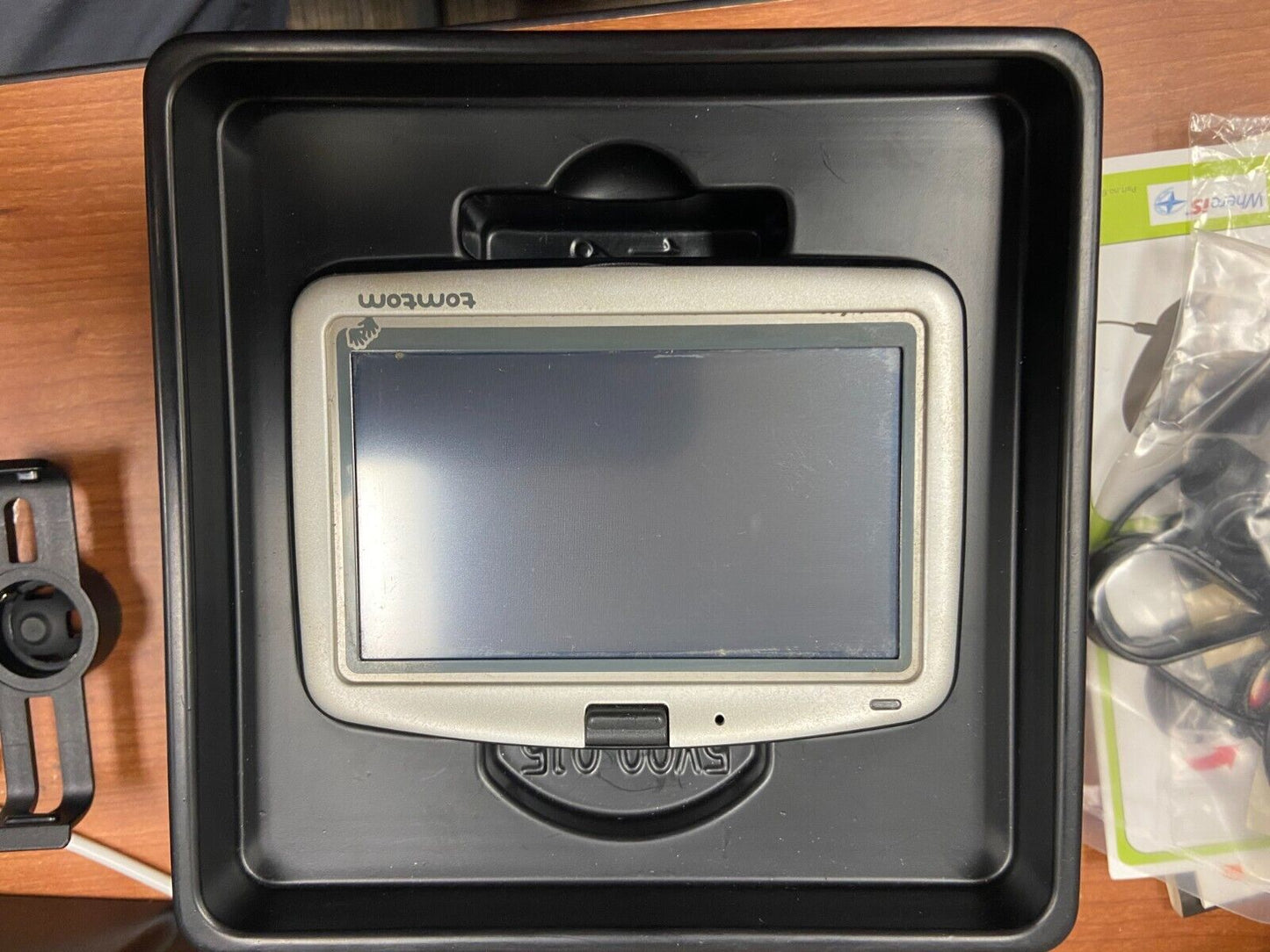 TomTom GO 730 - US & Canada Automotive Mountable GPS UNIT + Bundle