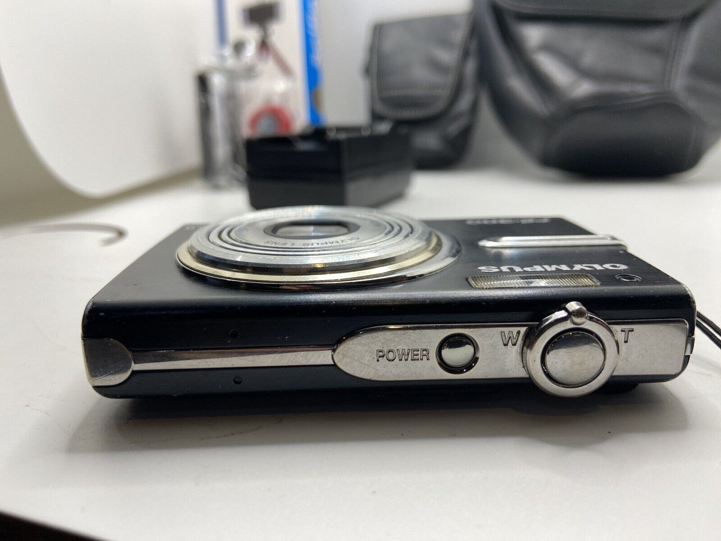 Olympus FE FE-300 12MP Tripod, Cases, Battery +Charger, 2GB BUNDLE TESTED