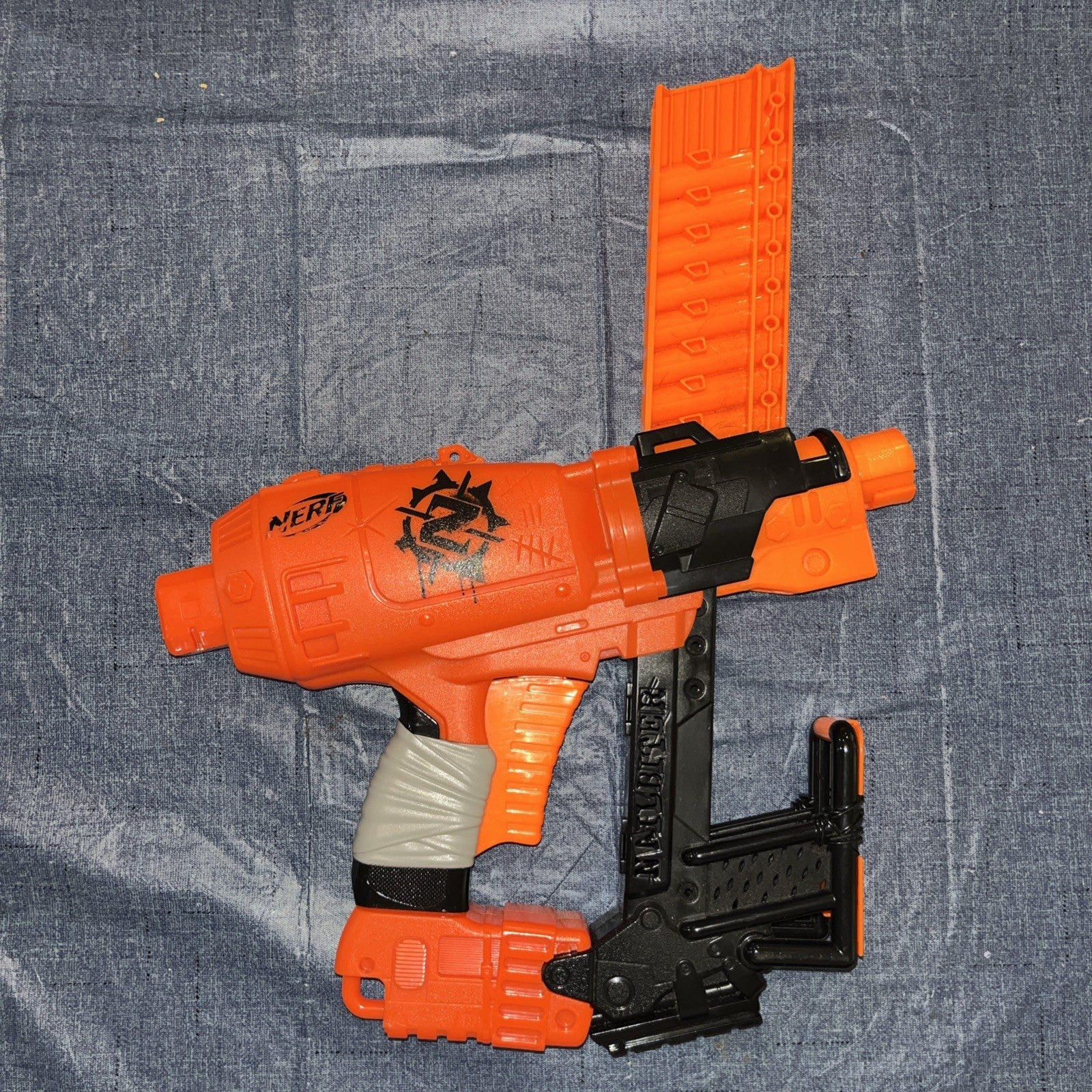 Nerf Zombie Strike Nail biter W/ Muzzle Suppressor and Folding Stock W/10 Darts