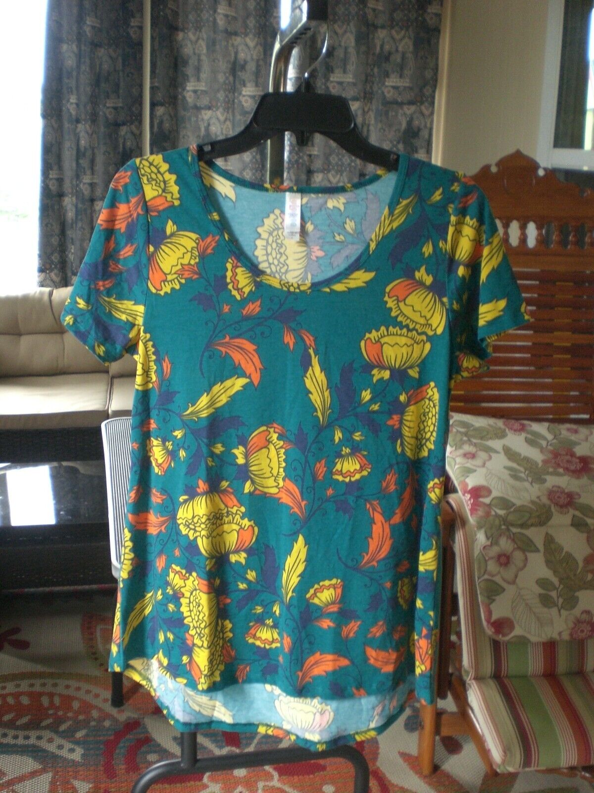 LuLaRoe Like New Floral Classic T Shirt Top Blouse SMALL