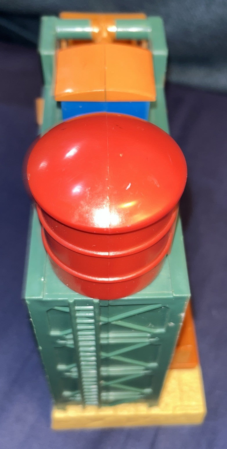 Thomas & Friends Train Trackmaster SODOR Grain & Hay Co. Lift Building Hit Toy