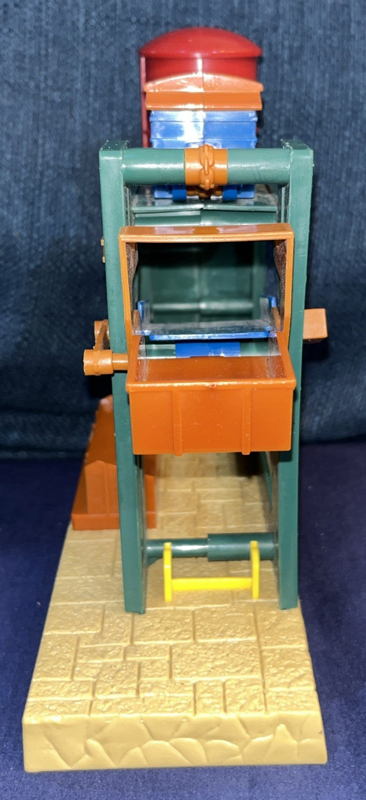 Thomas & Friends Train Trackmaster SODOR Grain & Hay Co. Lift Building Hit Toy