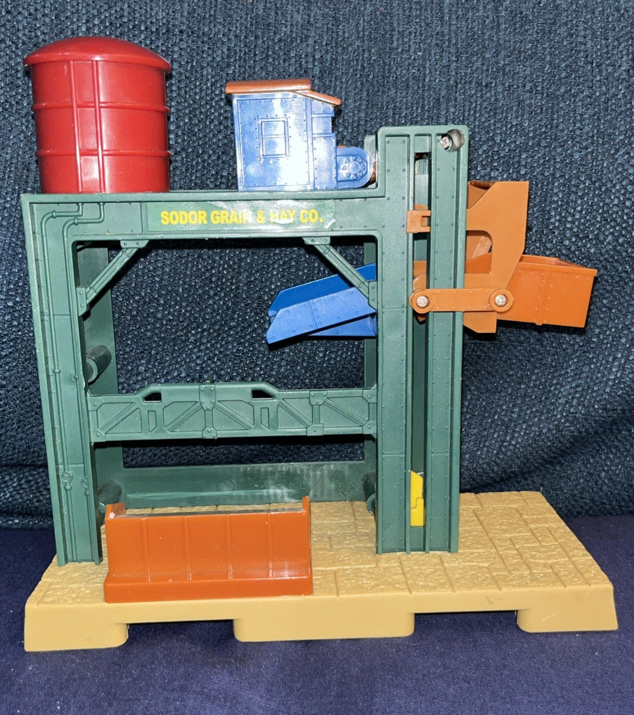 Thomas & Friends Train Trackmaster SODOR Grain & Hay Co. Lift Building Hit Toy