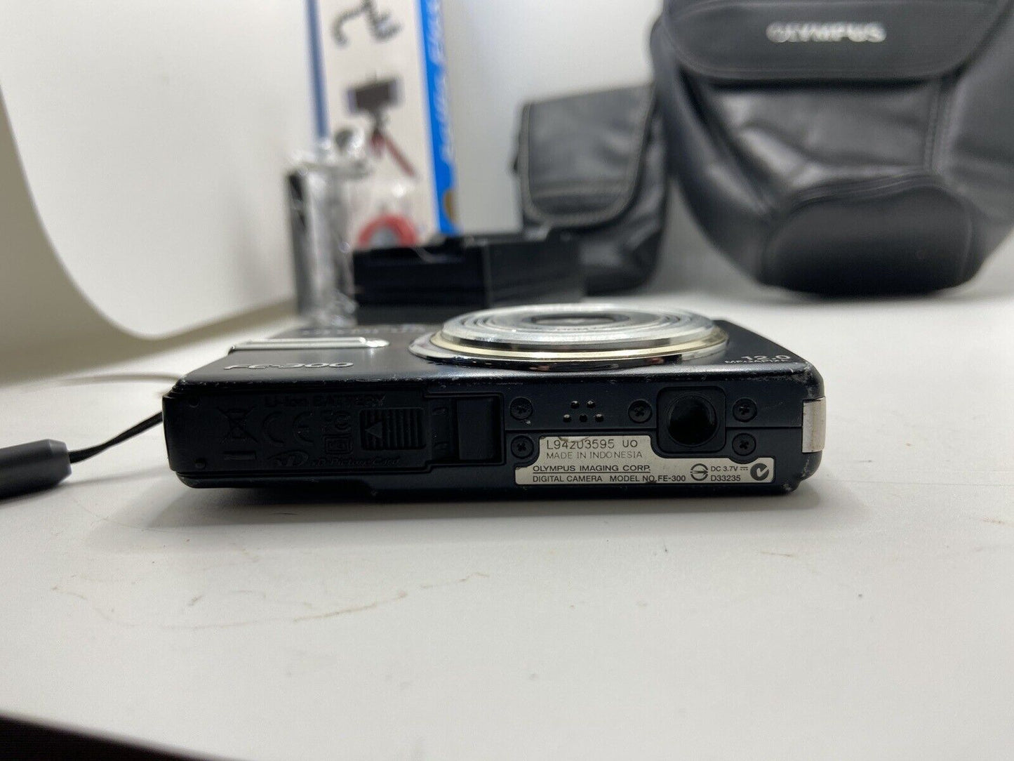 Olympus FE FE-300 12MP Tripod, Cases, Battery +Charger, 2GB BUNDLE TESTED