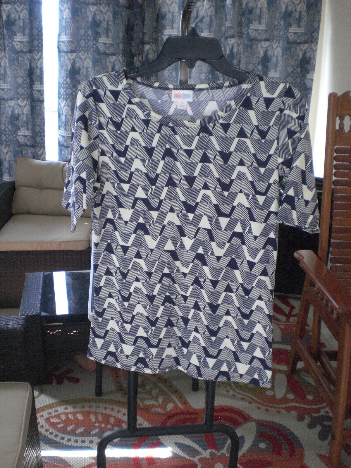 LuLaRoe Cream Navy Zig Zag Gigi Shirt Top Blouse SMALL