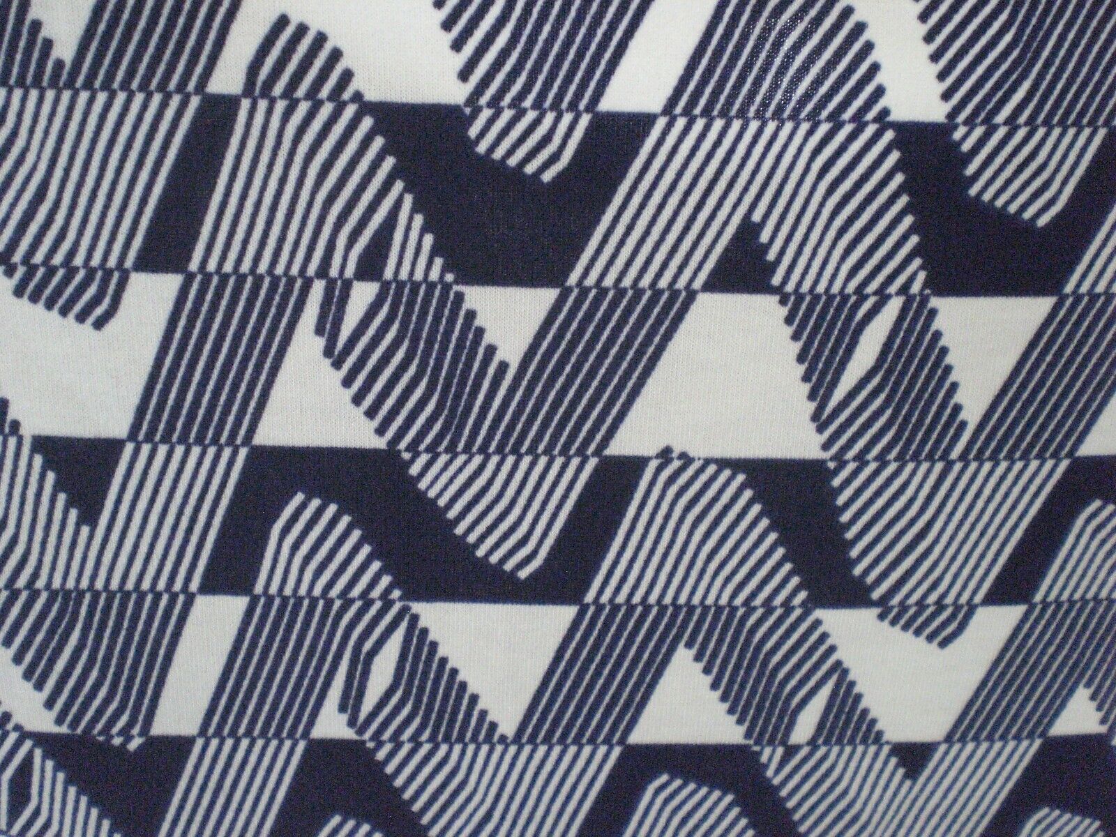 LuLaRoe Cream Navy Zig Zag Gigi Shirt Top Blouse SMALL