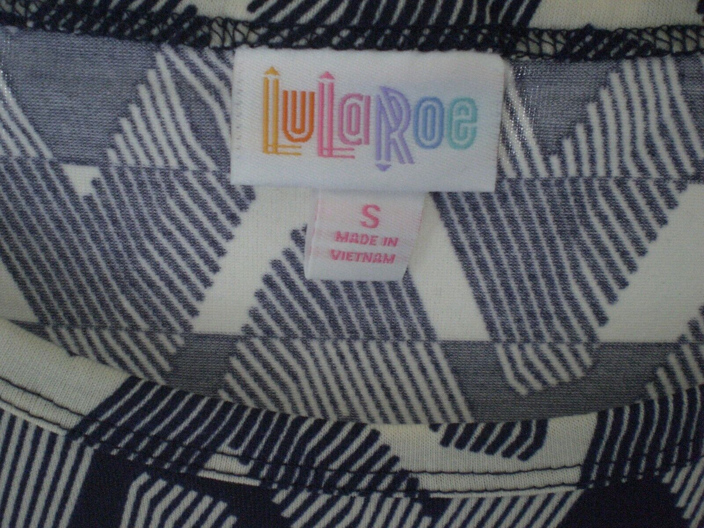 LuLaRoe Cream Navy Zig Zag Gigi Shirt Top Blouse SMALL