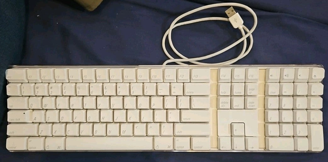 Apple A1048 Wired USB Keyboard - White - Tested