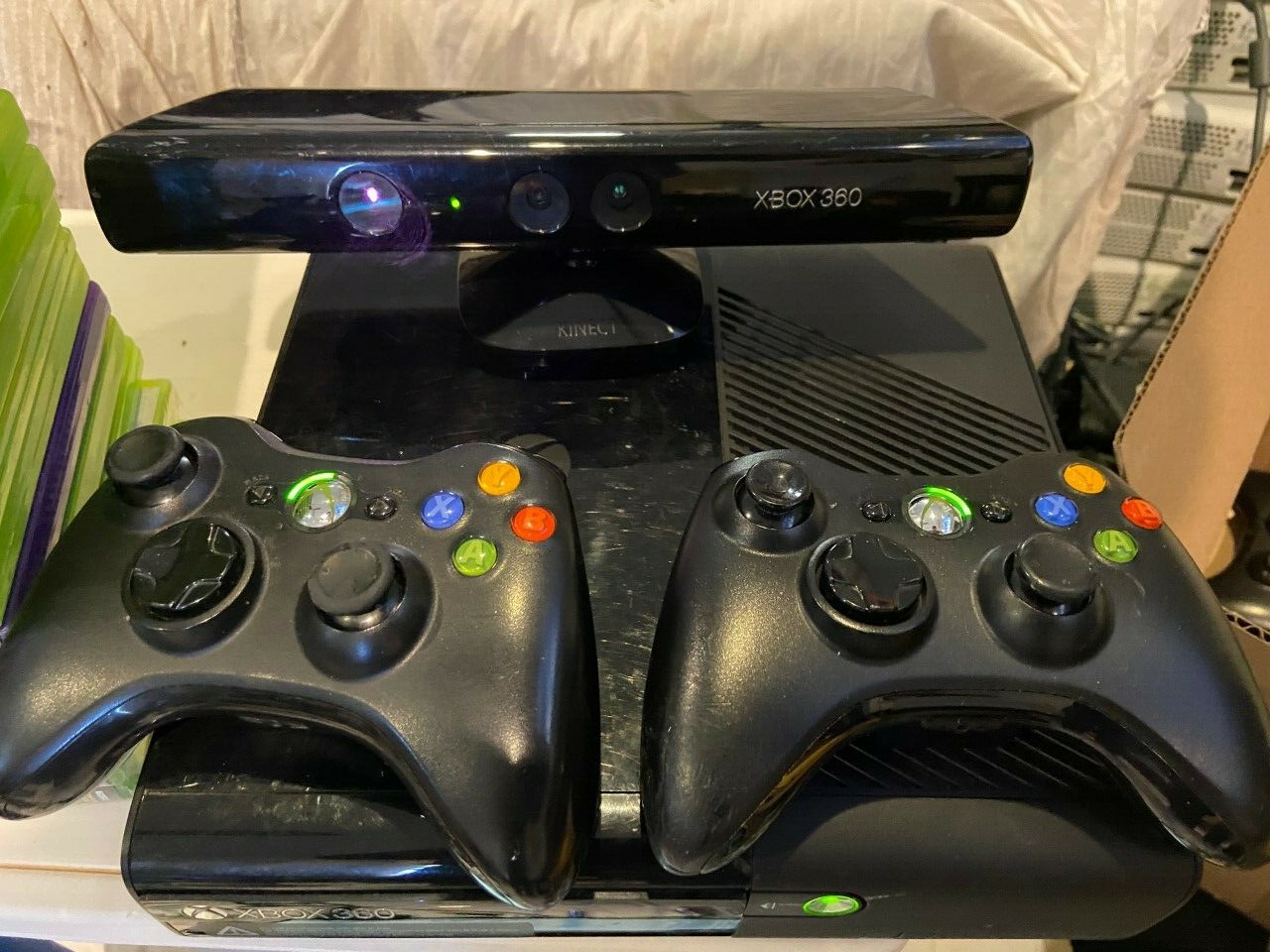 Microsoft XBOX 360 E 4GB/500GB +Kinect +2 Wireless Controllers +15 Games 