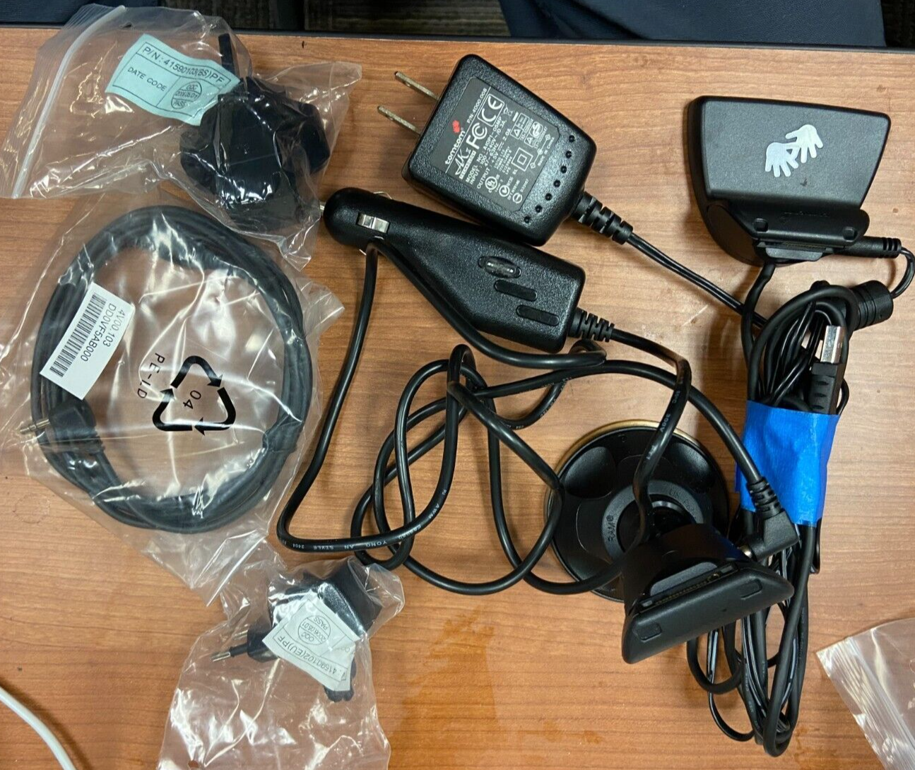 TomTom GO 730 - US & Canada Automotive Mountable GPS UNIT + Bundle