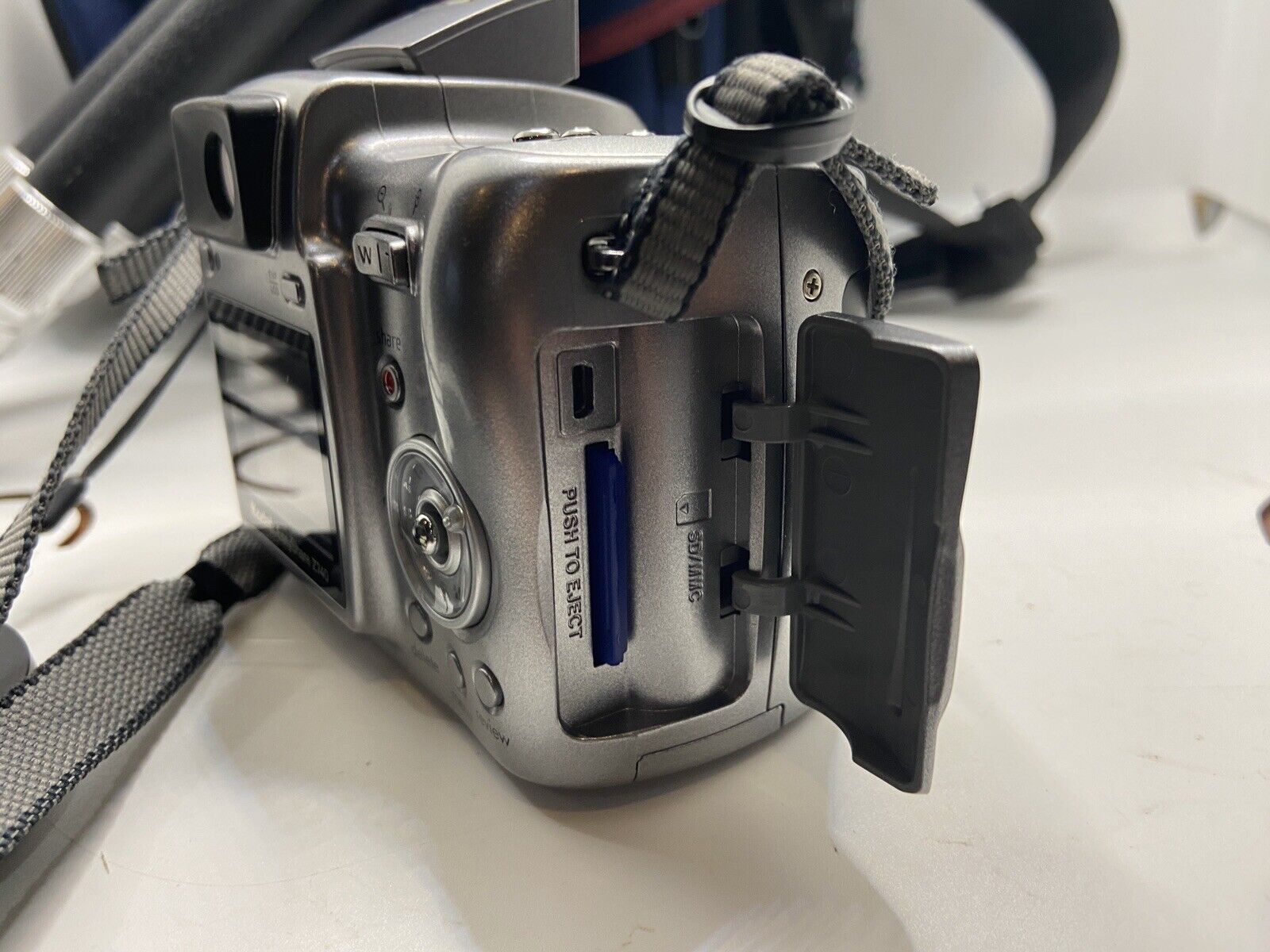 Kodak EasyShare Z740 5.0MP Digital Camera w/Lowepro Case, Tripod, 128MB SD Card