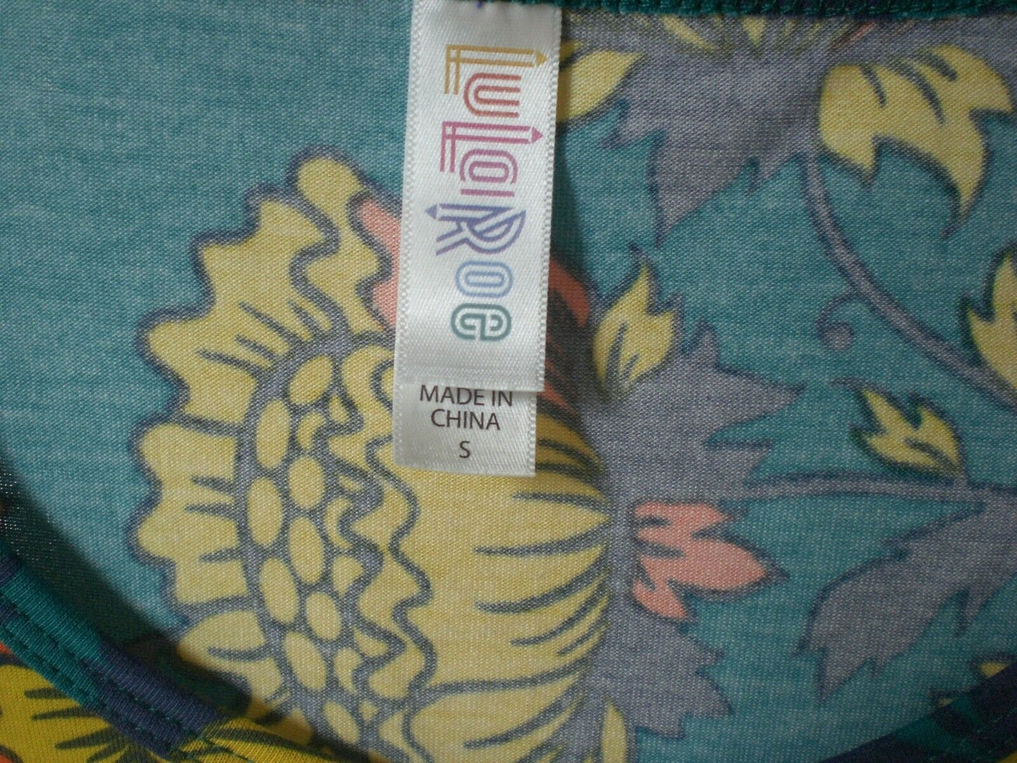 LuLaRoe Like New Floral Classic T Shirt Top Blouse SMALL