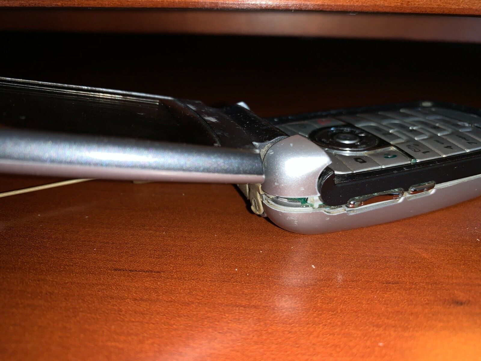 Motorola V series V710 - Silver (Verizon) Cellular Phone !!For Parts Only!