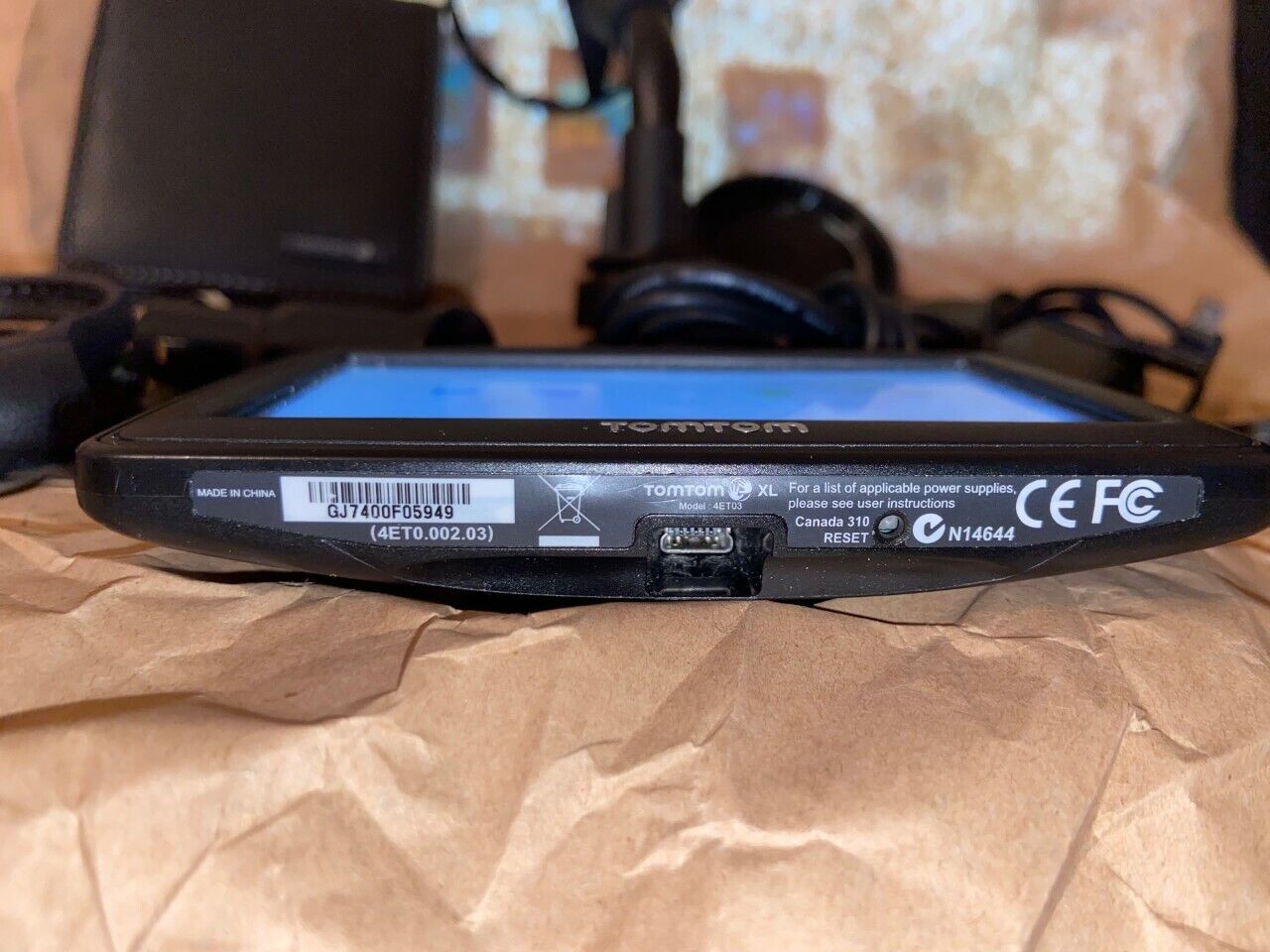 TomTom XL 4ET03 w/ Mount Kit / Car Charger / Data Cable / Manual / Case - Bundle