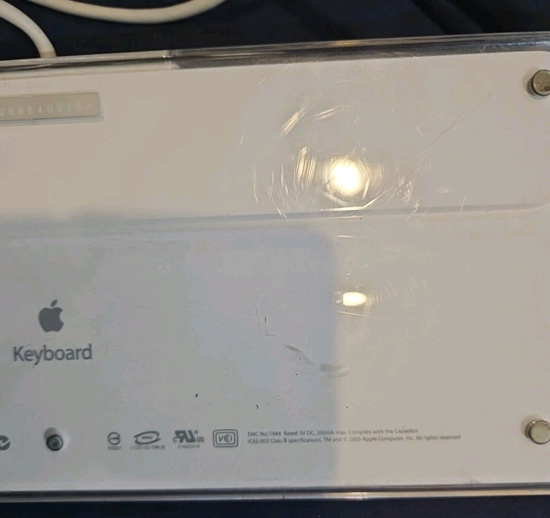 Apple A1048 Wired USB Keyboard - White - Tested