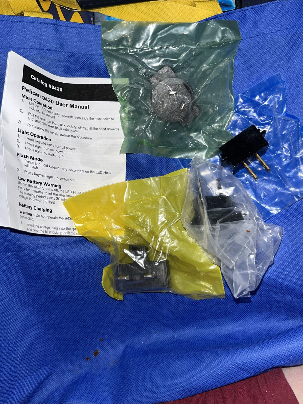 Pelican Flash Light Charger FW7318M/12 w/ US & International Receptacle Changers