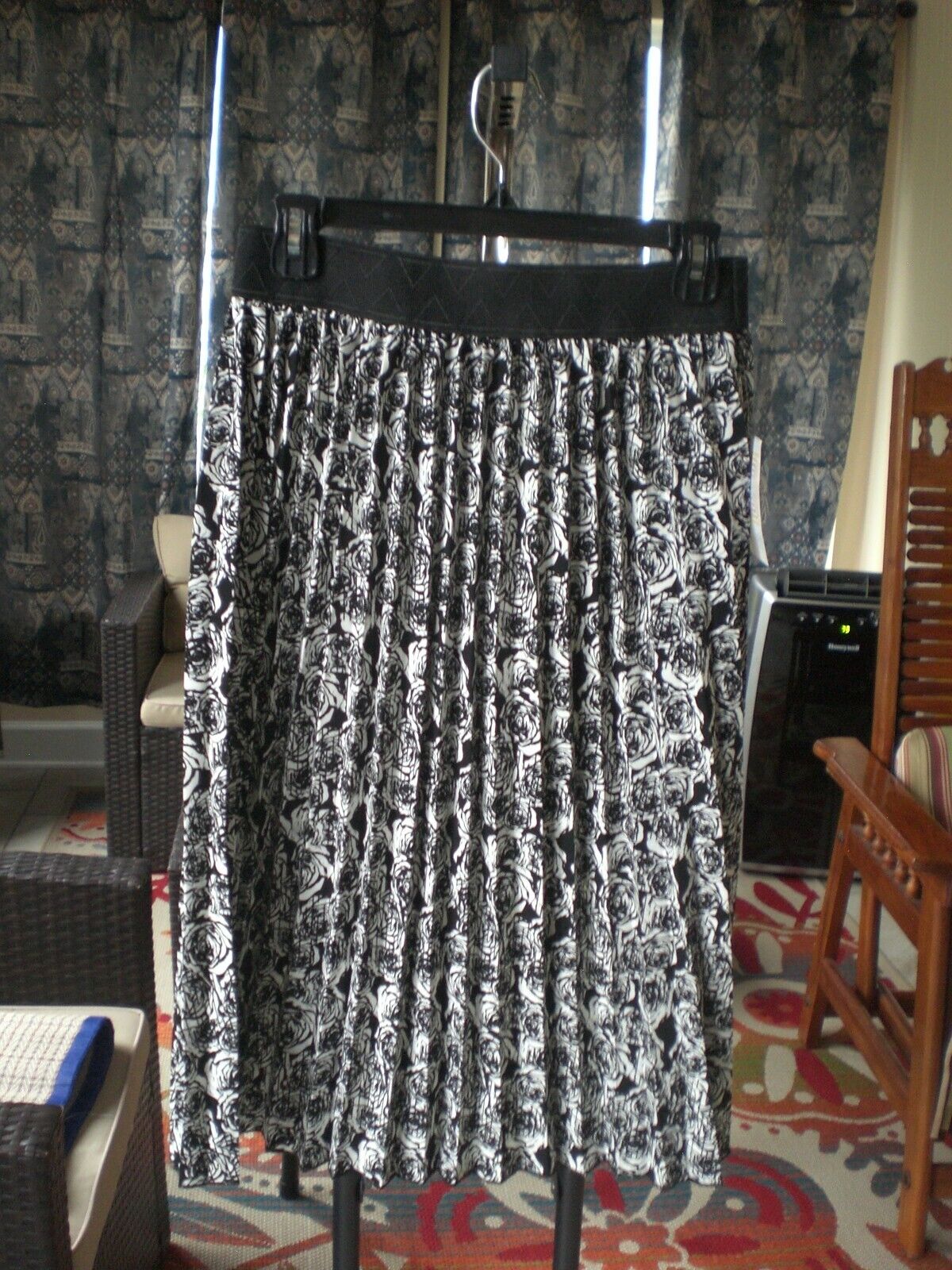 NWT LuLaRoe Black White Roses Jill Accordion Skirt SMALL