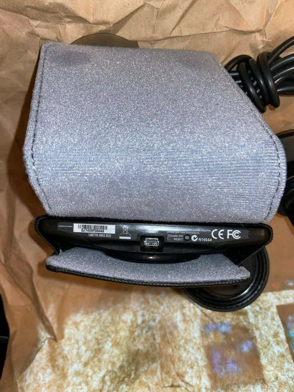 TomTom XL 4ET03 w/ Mount Kit / Car Charger / Data Cable / Manual / Case - Bundle