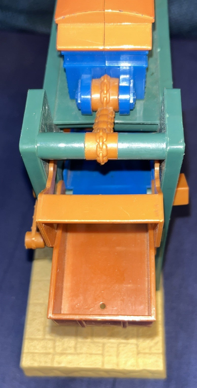 Thomas & Friends Train Trackmaster SODOR Grain & Hay Co. Lift Building Hit Toy