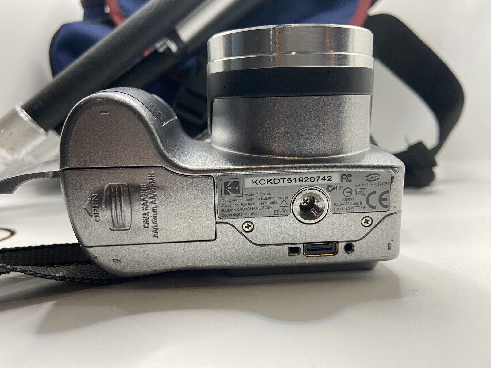 Kodak EasyShare Z740 5.0MP Digital Camera w/Lowepro Case, Tripod, 128MB SD Card