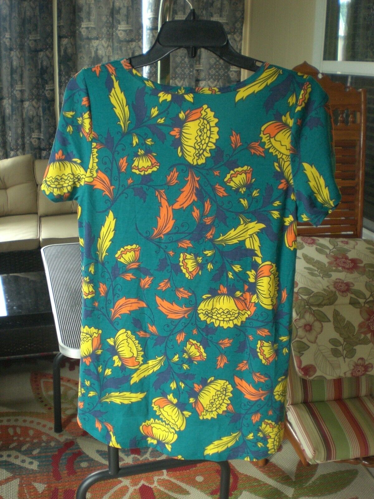 LuLaRoe Like New Floral Classic T Shirt Top Blouse SMALL