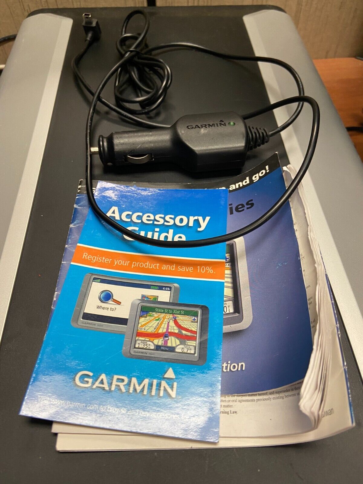 Garmin nuvi 260 32GB SD Bundle with 2022 Maps, Charger / Data Cable, Manual