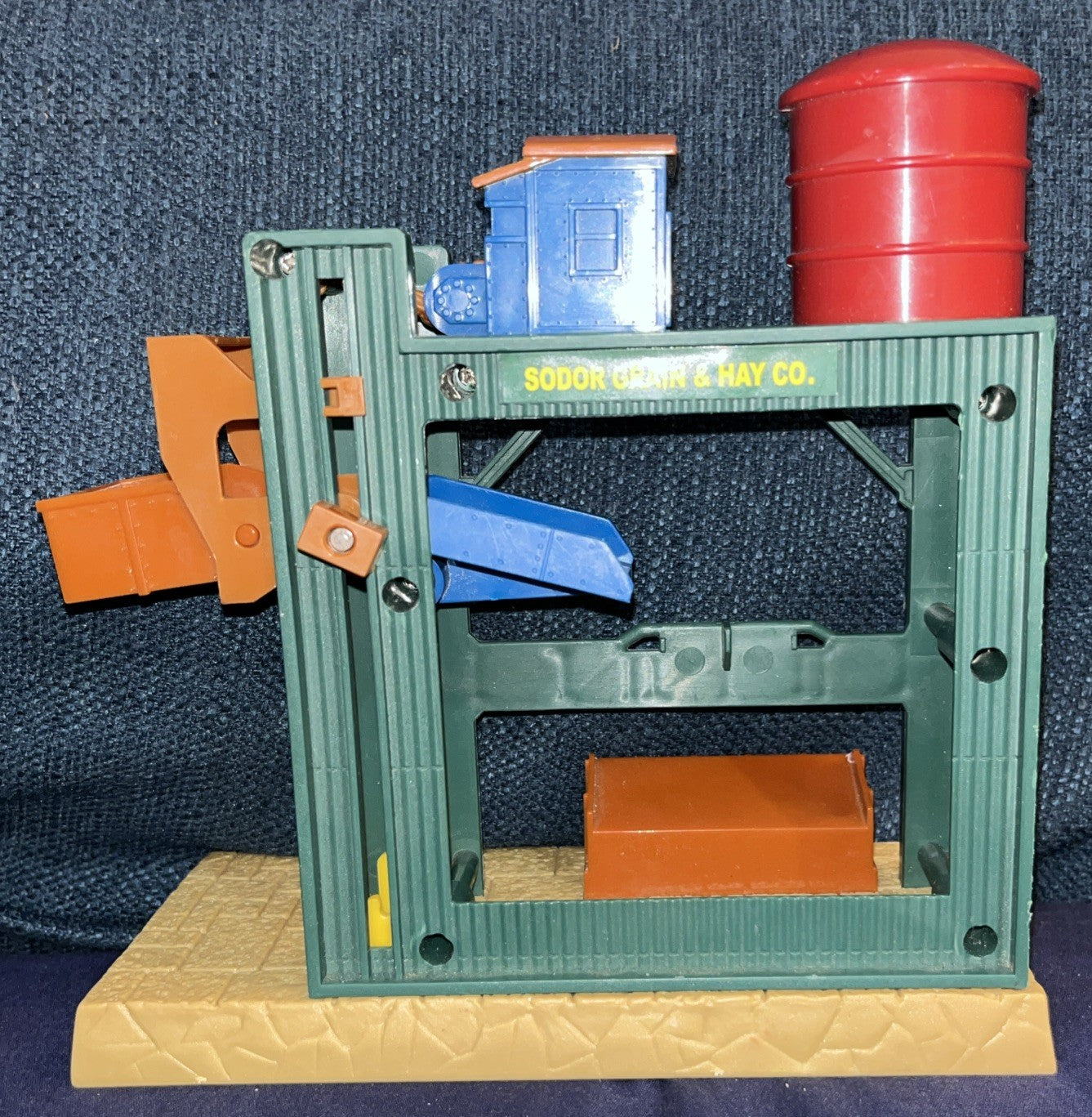 Thomas & Friends Train Trackmaster SODOR Grain & Hay Co. Lift Building Hit Toy