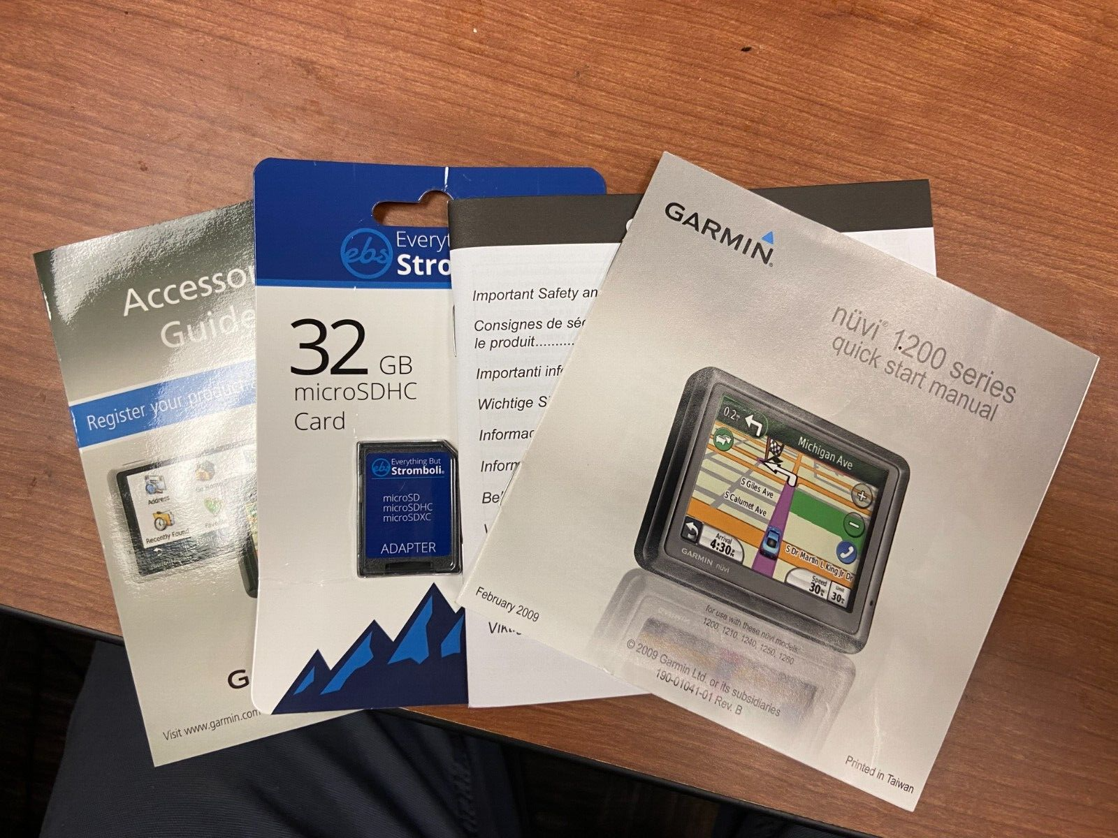 Garmin nuvi 1260 T GPS 32GB + Data + Charger + Mount + 2022 Maps Bundled