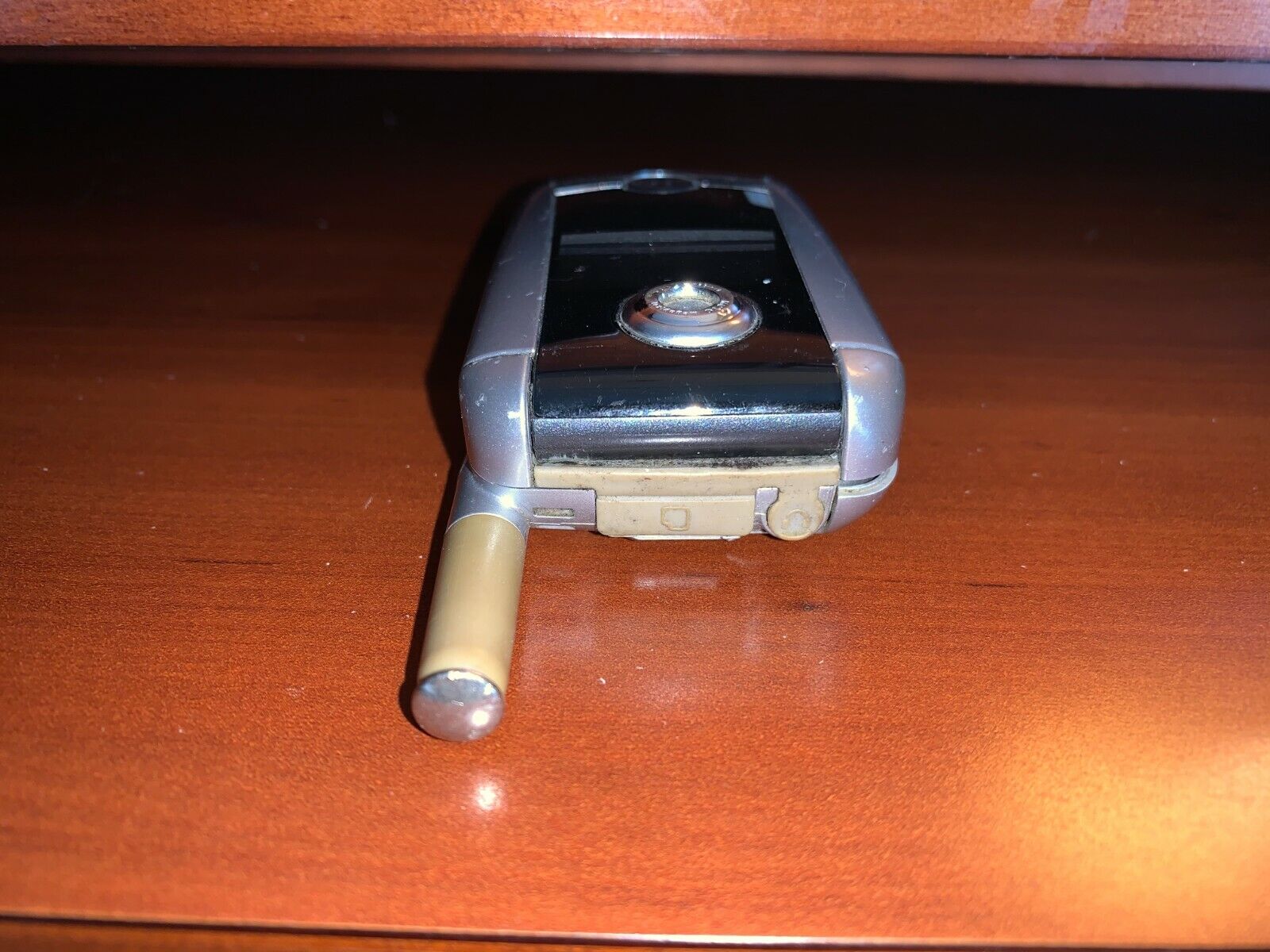 Motorola V series V710 - Silver (Verizon) Cellular Phone !!For Parts Only!