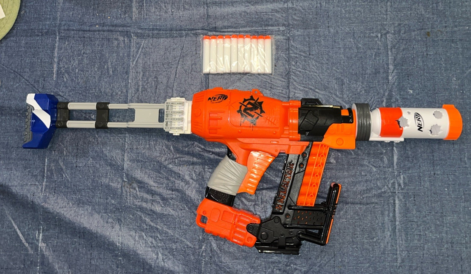 Nerf Zombie Strike Nail biter W/ Muzzle Suppressor and Folding Stock W/10 Darts