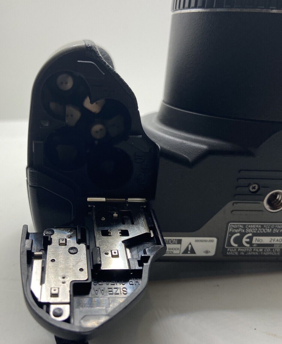 Fujifilm FinePix S S602 Zoom 3MP Digital Camera -Case +Tripod BUNDLE TESTED