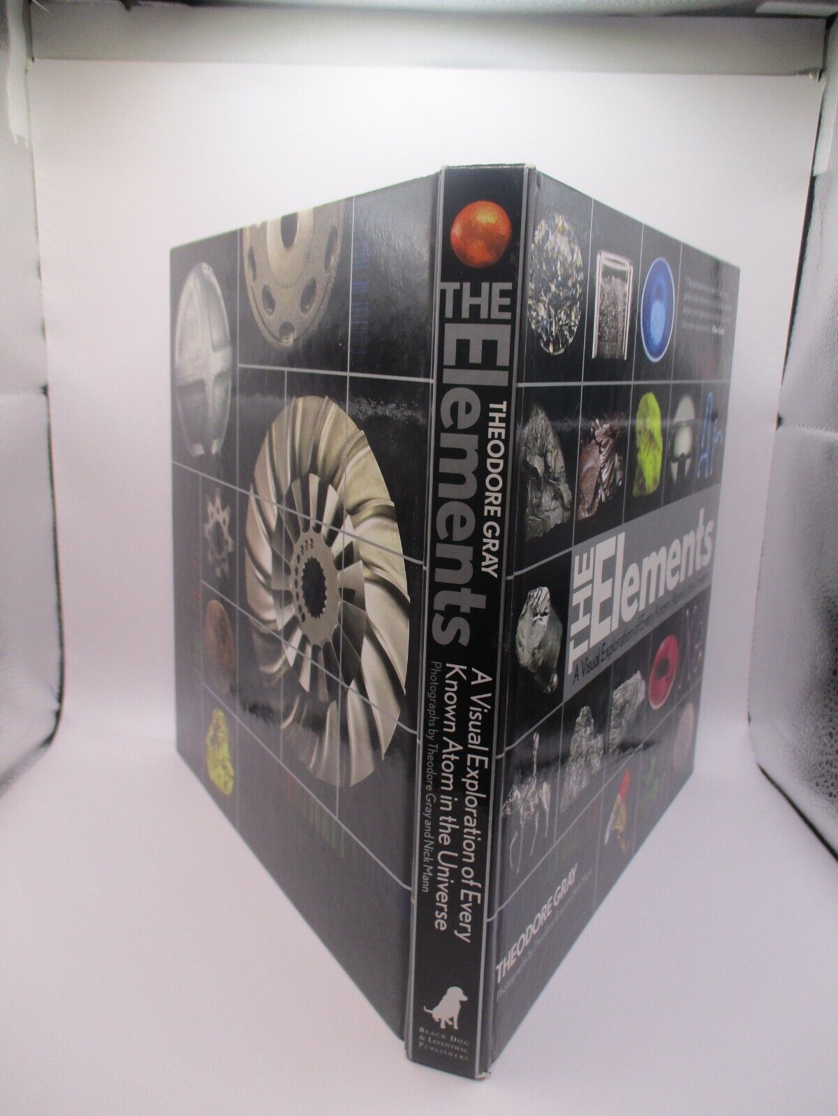 Elements : A Visual Exploration of Every Known Atom in the Universe, Book 1 Of 3